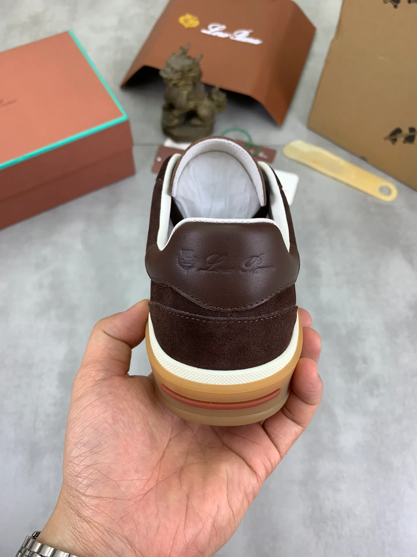 Men's Men's Shoes 💰P540 New 💰High Quality Loro Piana 💯Top Authentic Grade💯Buy the original 1:1 copy💯 Founded the existing Loro Piana company on April 24, 1924. It is now the sixth generation of family business, providing top quality products to customers who are discerning in taste and quality. Imported original fabrics, made of plain calfskin lining. Hand-sewn threads with cowhide feet. Original packaging. Size: 38-45. 7⃣️ colors available.